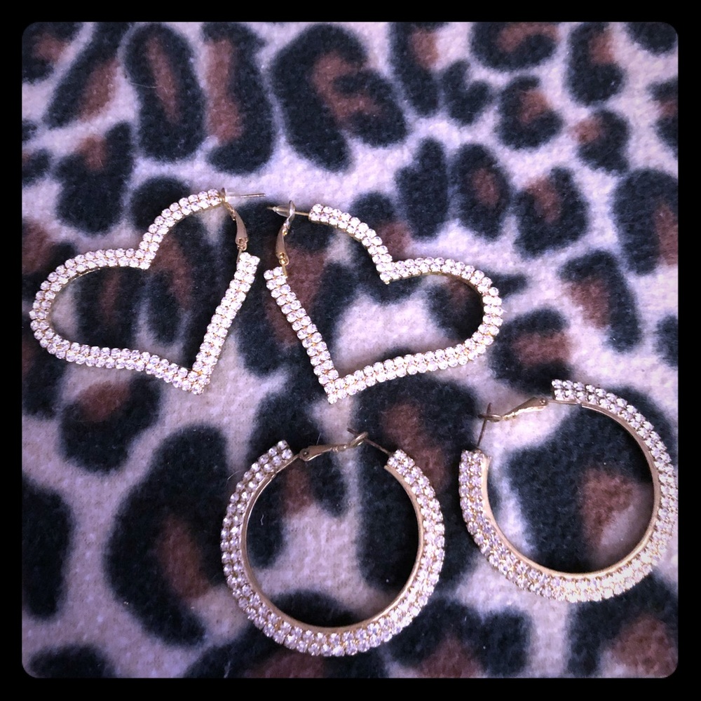 Rhinestone 🖤 and ⚫️ costume jewelry earrings.